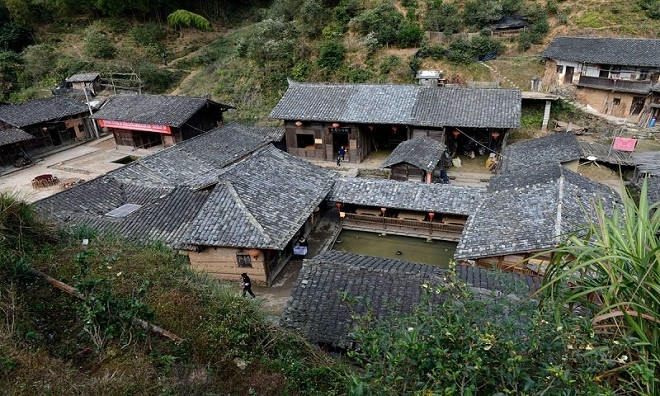 Môi trường xung quanh làng rất trong lành với những cánh rừng xanh tươi.