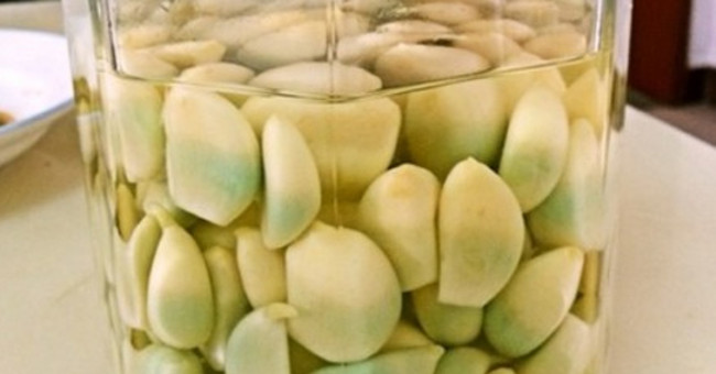Tỏi Ngâm Giấm Chuyển Màu Xanh: Nên Hay Không Nên Ăn?