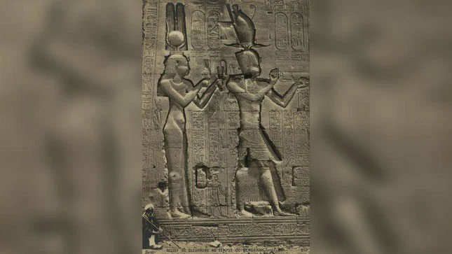 caesarion Bức điêu khắc hình ảnh nữ hoàng Cleopatra VII và con trai của mình Caesarion