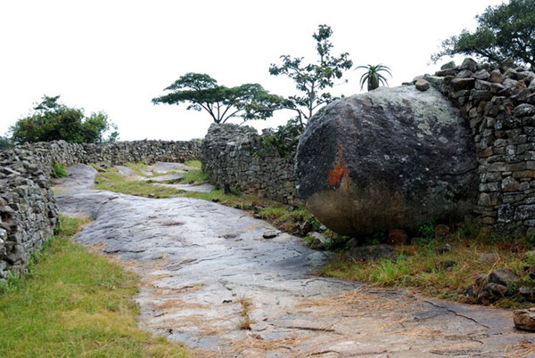 Tìm kiếm di vật quý giá Bí ẩn kinh ngạc của vương quốc đá Đại Zimbabwe