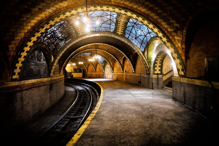 Ga tàu điện ngầm gần Toà thị chính, New York