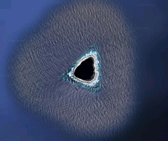 Hình ảnh 'hố đen' giữa Thái Bình Dương được tìm thấy bằng Google Earth.