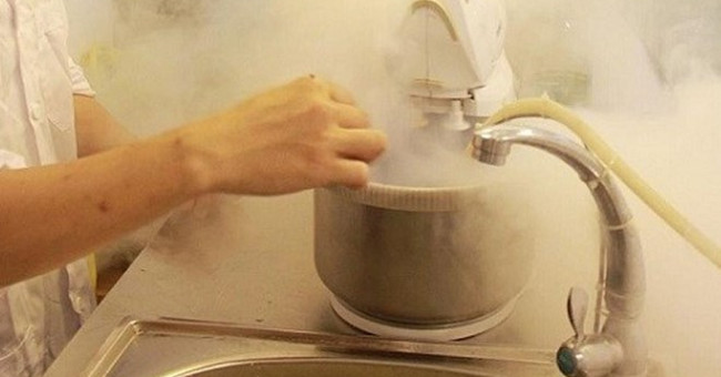 Cẩn Trọng Với Các Món Kem Mây và Snack Khói: Nguy Cơ Bỏng Lạnh Từ Nitơ Lỏng