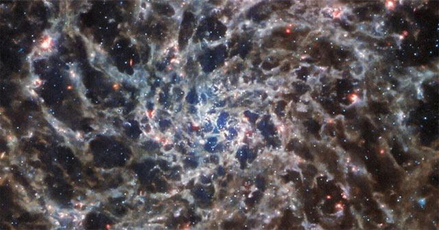 Bộ khung ẩn sau lớp bụi: JWST lột tỉ mỉ cấu trúc bên trong thiên hà IC 5332