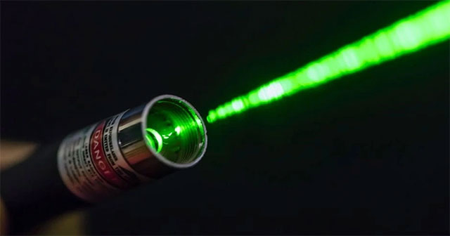 Khi ánh sáng tự sinh bóng: thí nghiệm tia laser tạo đường tối trong vật liệu trong suốt