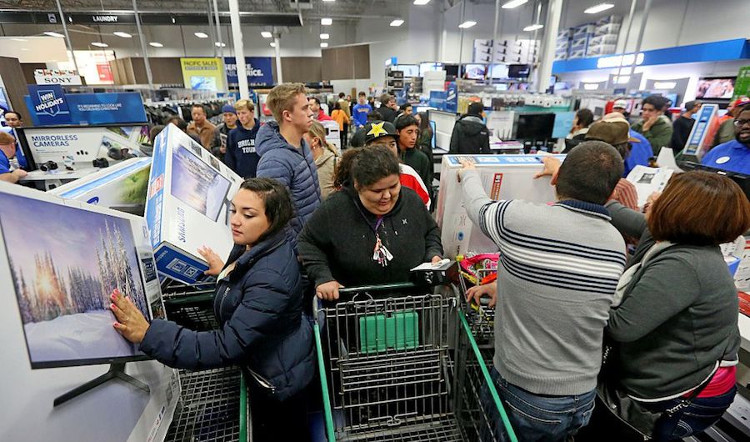 Cảnh tượng hỗn loạn thường thấy tại các "ngày lễ mua sắm" Black Friday. Cảnh tượng hỗn loạn thường thấy tại các "ngày lễ mua sắm" Black Friday.