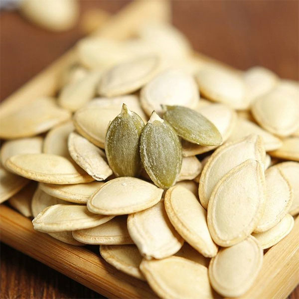 hat-bi-2 Hạt bí chứa nhiều phốt pho, có thể ngăn chặn các khoáng chất ngưng tụ trong niệu đạo gây ra sỏi.