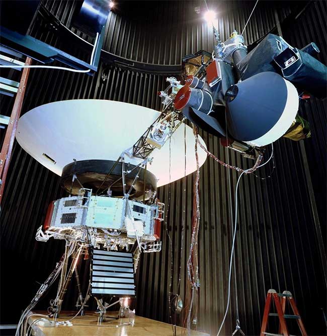 tau-vu-tru-voyager-1 Đây là bản sao của 2 tàu thăm dò không gian Voyager được phóng vào năm 1977.