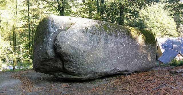 Khi khối đá 137 tấn ‘rung nhẹ’: Giải thích hiện tượng Trembling Rock ở Huelgoat