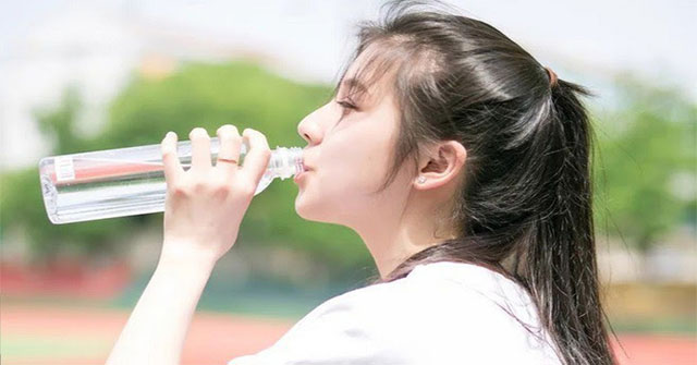 Khi uống nước trở thành rủi ro: biến chứng và ai cần thận trọng